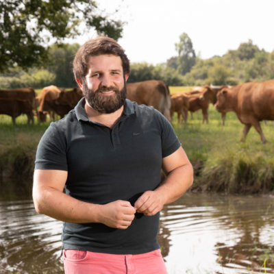 Antoine Villepontoux avec ces vaches Bio de la Ferme du Domaine des Faures
